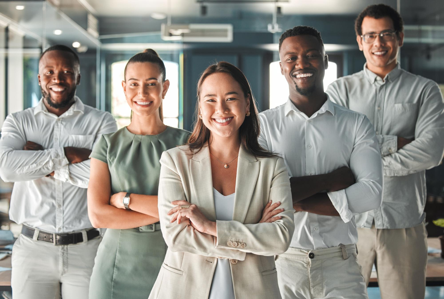 Equipe corporativa diversa e sorridente em ambiente de escritório